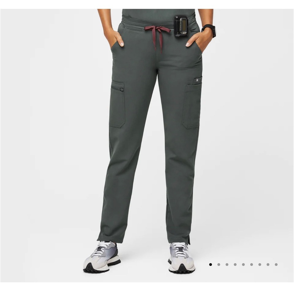 FIGS Yola skinny scrub pants size M and scrub top Casma 3 pocket M